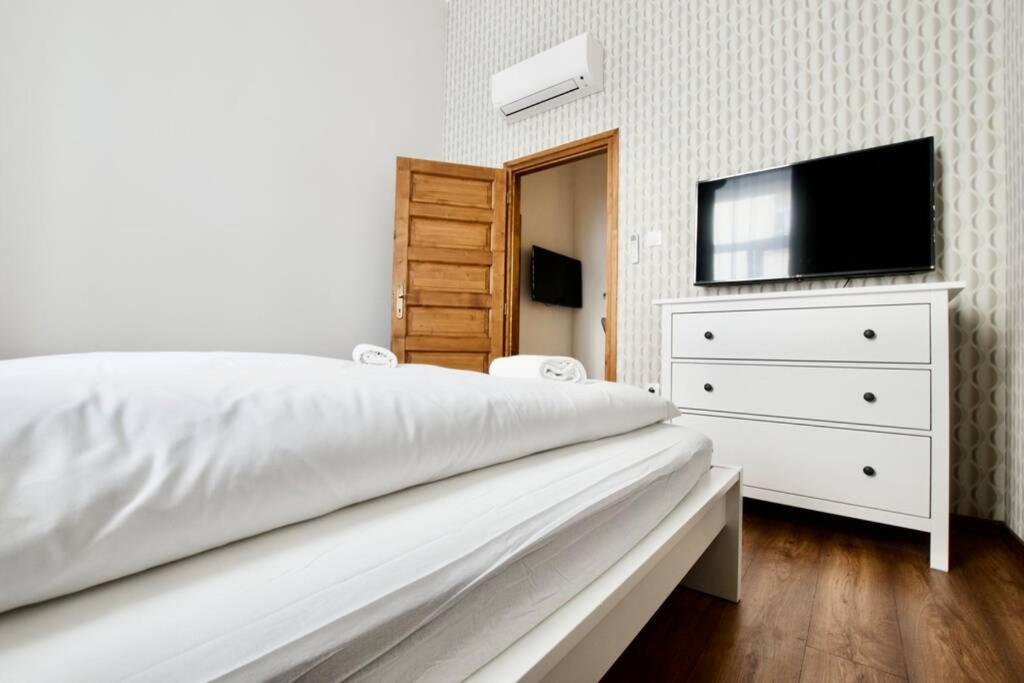 Premium Apartment By Hi5 - Central 3 Bedroom บูดาเปสต์ ภายนอก รูปภาพ