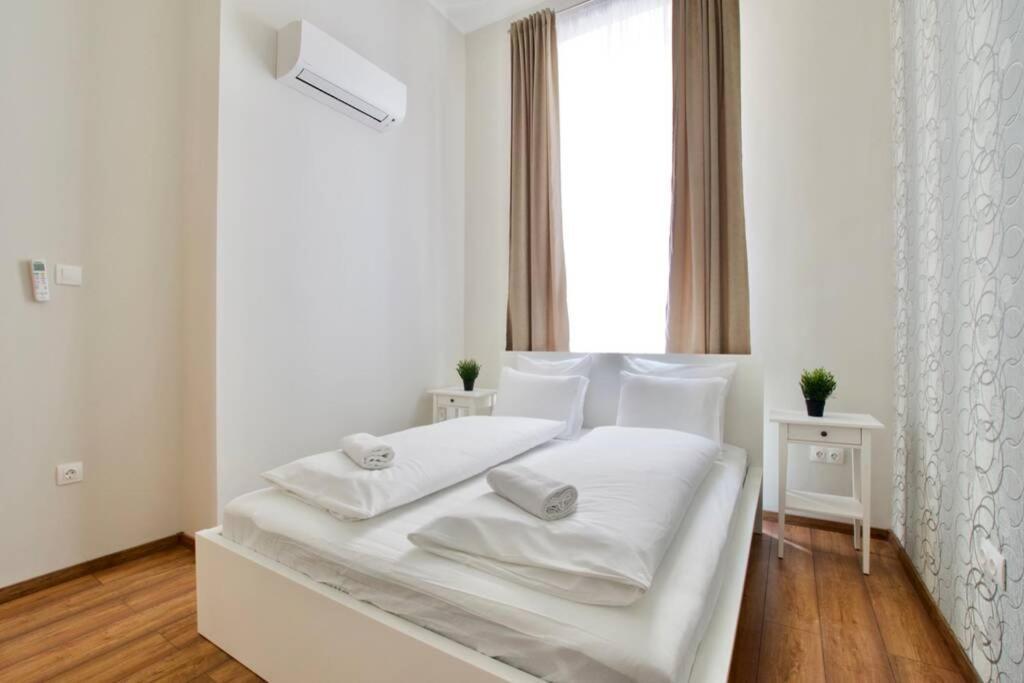 Premium Apartment By Hi5 - Central 3 Bedroom บูดาเปสต์ ภายนอก รูปภาพ