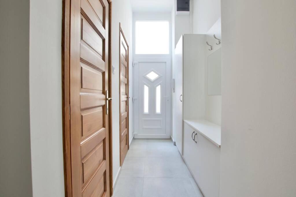 Premium Apartment By Hi5 - Central 3 Bedroom บูดาเปสต์ ภายนอก รูปภาพ