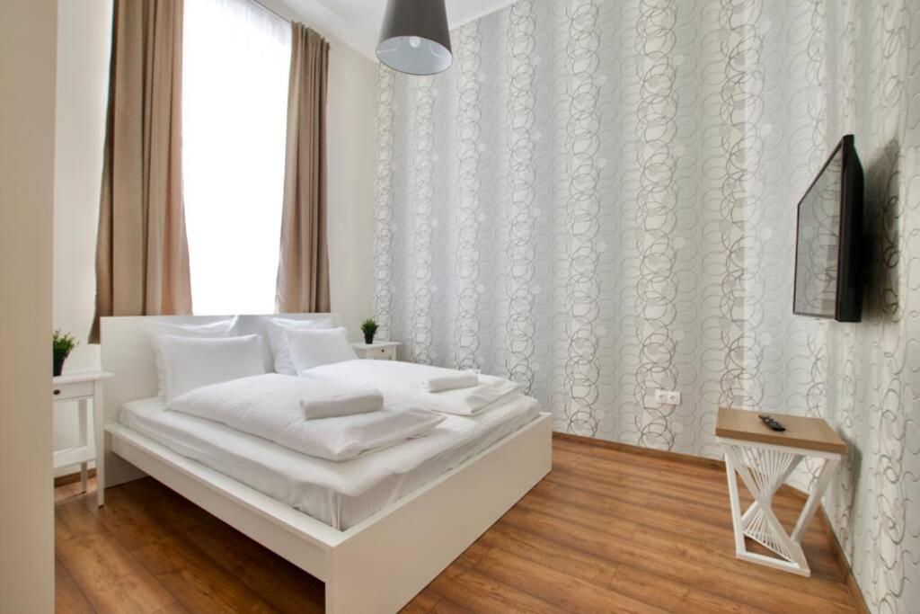 Premium Apartment By Hi5 - Central 3 Bedroom บูดาเปสต์ ภายนอก รูปภาพ