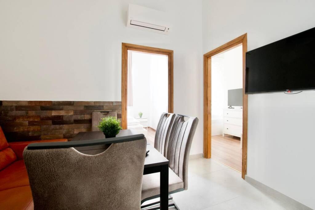 Premium Apartment By Hi5 - Central 3 Bedroom บูดาเปสต์ ภายนอก รูปภาพ