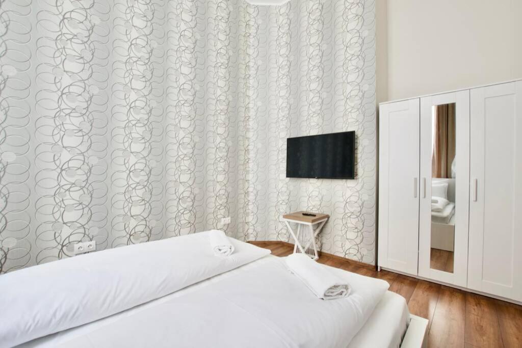 Premium Apartment By Hi5 - Central 3 Bedroom บูดาเปสต์ ภายนอก รูปภาพ