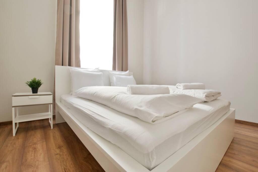 Premium Apartment By Hi5 - Central 3 Bedroom บูดาเปสต์ ภายนอก รูปภาพ